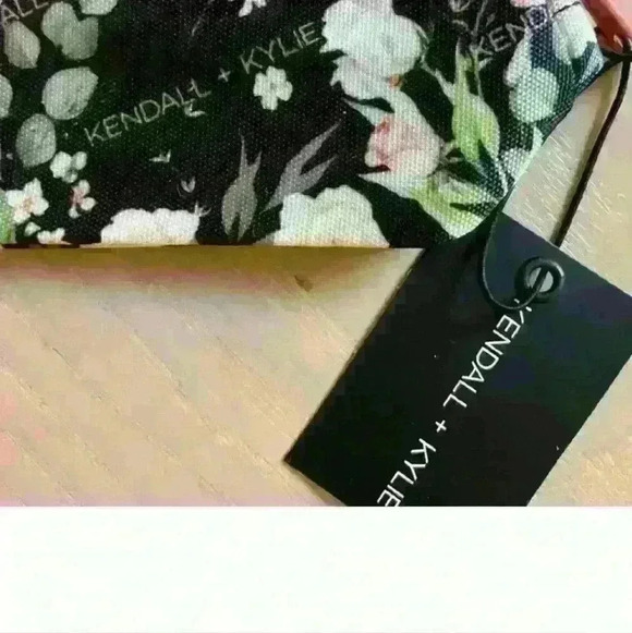 Kendall & Kylie Jenner Kardashian Zip Pouch makeup bag new with tags three piece - Picture 11 of 16